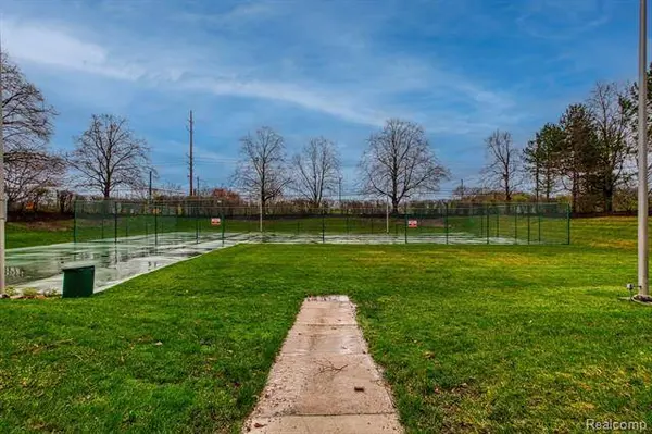 5000 TOWN Center 2205, Southfield, MI 48075