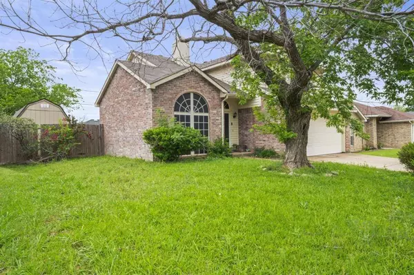 6702 Pecanwood Drive, Arlington, TX 76001