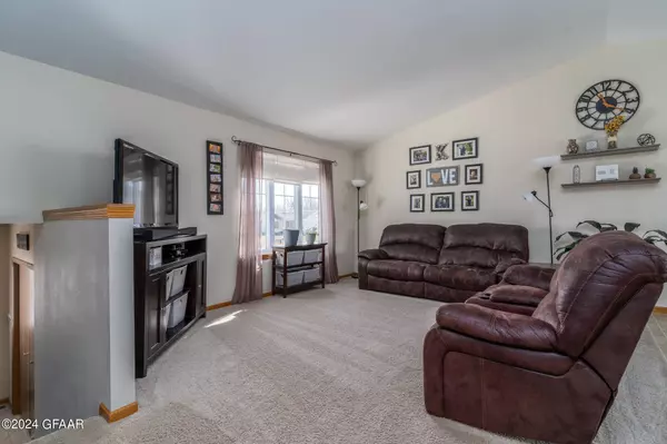 1514 PARK Drive SE, Grand Forks, ND 56721