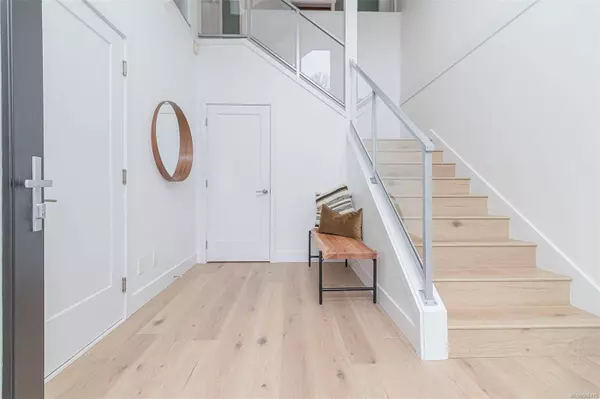 3890 Wilkinson Rd, Saanich, BC V8Z 5A2