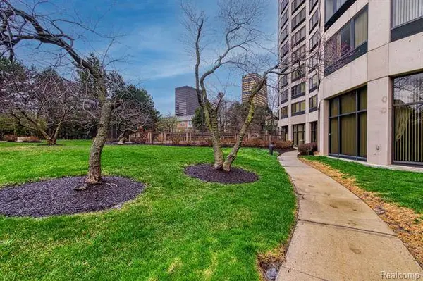 5000 TOWN Center 2205, Southfield, MI 48075