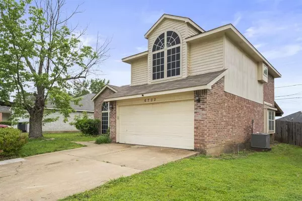 6702 Pecanwood Drive, Arlington, TX 76001