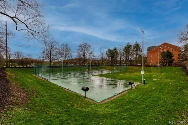 5000 TOWN Center 2205, Southfield, MI 48075