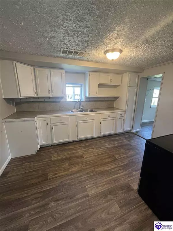 407 W High Street, Hodgenville, KY 42740