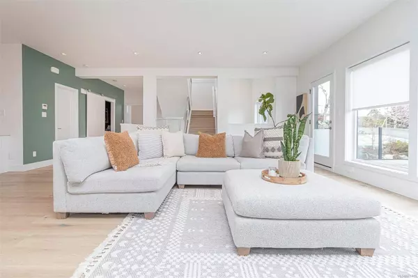 3890 Wilkinson Rd, Saanich, BC V8Z 5A2