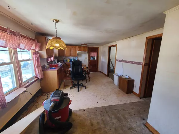 8 Smith ST, West Paris, ME 04289