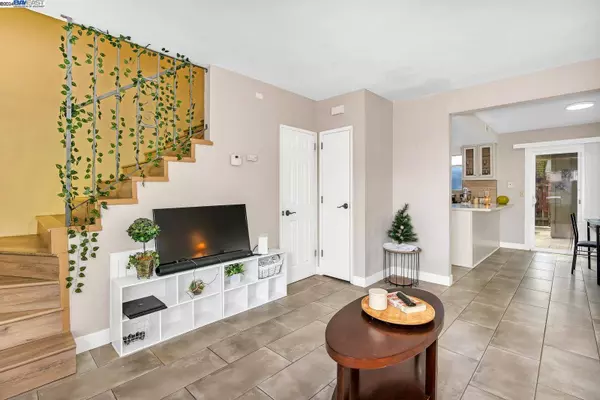 1974 Shadowbrook Dr, Merced, CA 95348