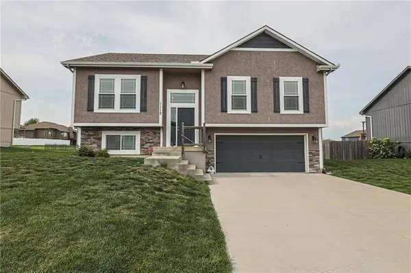 1112 SW 10th TER, Oak Grove, MO 64075