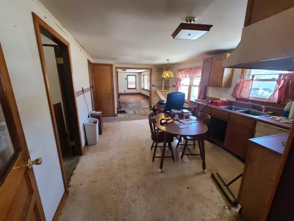 8 Smith ST, West Paris, ME 04289