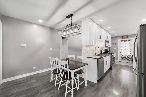 652 N Green Drive, Wheeling, IL 60090