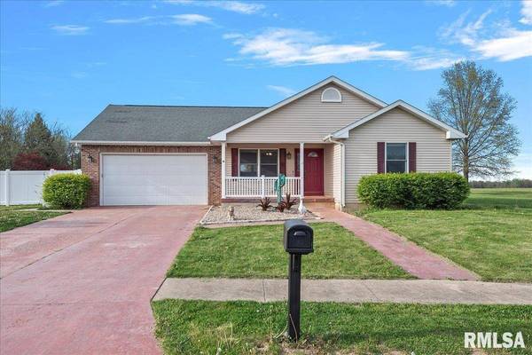 220 HUNTINGTON DR, Auburn, IL 62615