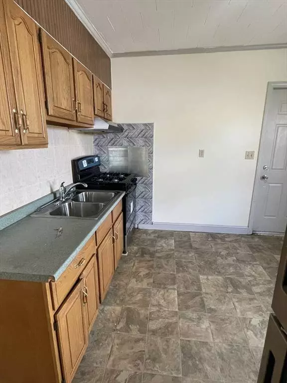 153 Cross St, Lowell, MA 01854