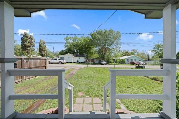 502 Oklahoma AVE, Bacliff, TX 77518