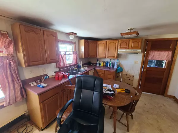 8 Smith ST, West Paris, ME 04289