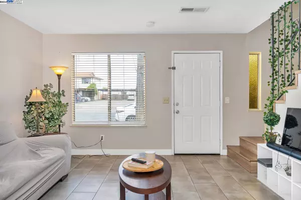 1974 Shadowbrook Dr, Merced, CA 95348