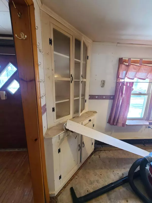 8 Smith ST, West Paris, ME 04289