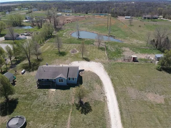 20455 Kissinger RD, Tonganoxie, KS 66086