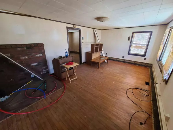 8 Smith ST, West Paris, ME 04289