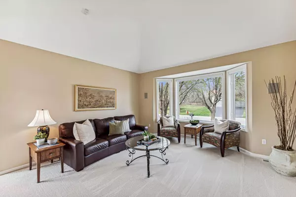 2165 Majestic WAY, Chanhassen, MN 55317