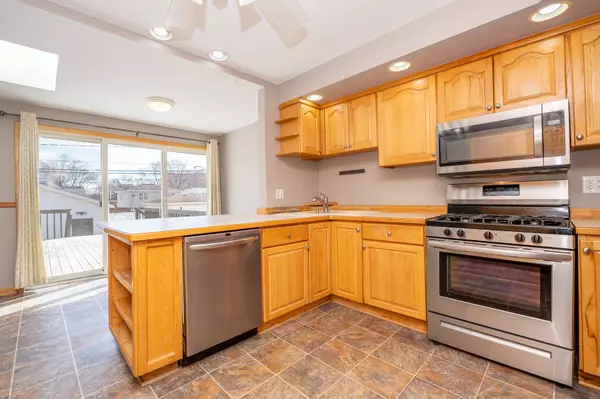 9321 S Utica AVE, Evergreen Park, IL 60805