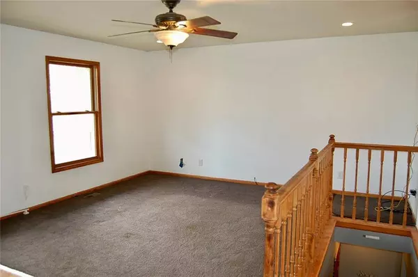 20455 Kissinger RD, Tonganoxie, KS 66086