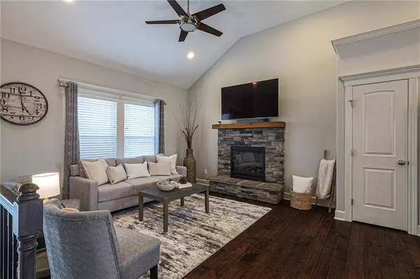 1112 SW 10th TER, Oak Grove, MO 64075