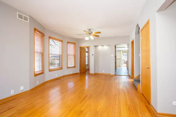 9321 S Utica AVE, Evergreen Park, IL 60805