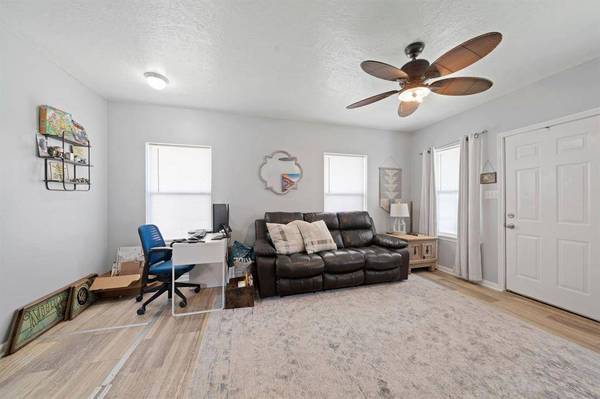 502 Oklahoma AVE, Bacliff, TX 77518