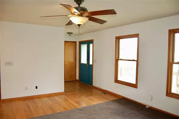 20455 Kissinger RD, Tonganoxie, KS 66086