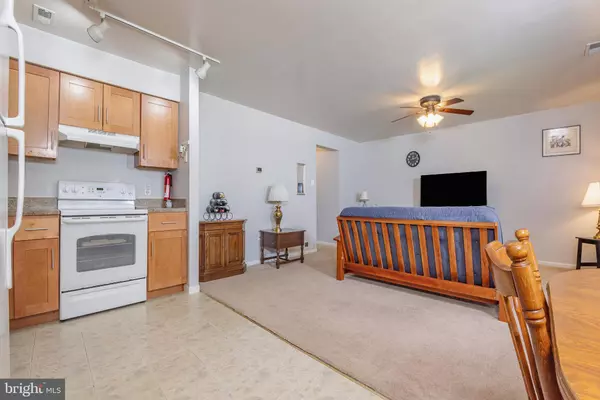 13 BRIDGEWATER DR, Marlton, NJ 08053