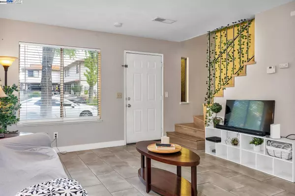 1974 Shadowbrook Dr, Merced, CA 95348