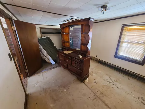 8 Smith ST, West Paris, ME 04289