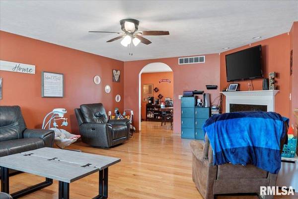 220 HUNTINGTON DR, Auburn, IL 62615