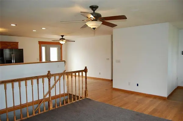 20455 Kissinger RD, Tonganoxie, KS 66086