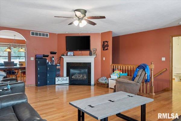 220 HUNTINGTON DR, Auburn, IL 62615