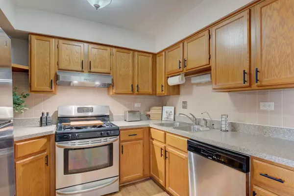 608 Waterford RD S #3C, Schaumburg, IL 60193