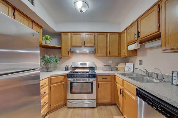 608 Waterford RD S #3C, Schaumburg, IL 60193