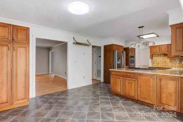 415 44th Ave DR NW, Hickory, NC 28601