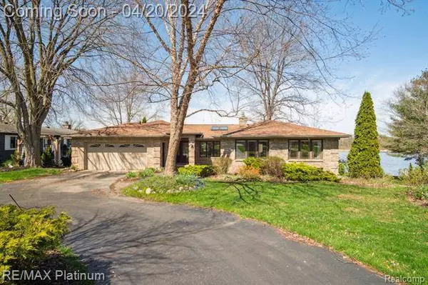 2765 EARL LAKE Road, Howell, MI 48843