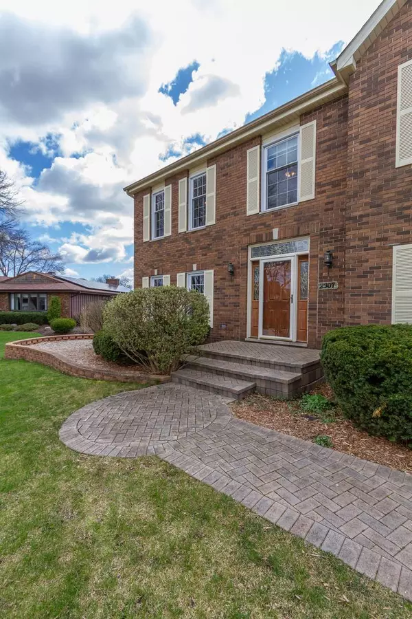 2307 Hanscom CT, Schaumburg, IL 60193