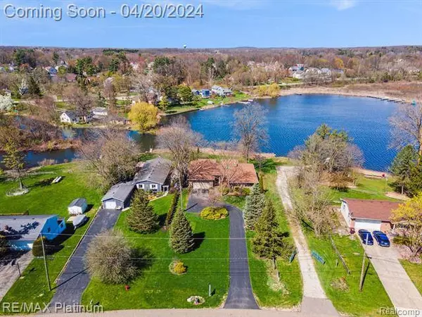 2765 EARL LAKE Road, Howell, MI 48843