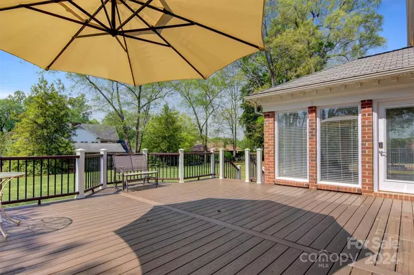 415 44th Ave DR NW, Hickory, NC 28601