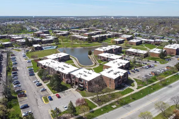 608 Waterford RD S #3C, Schaumburg, IL 60193