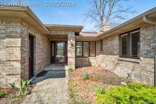 2765 EARL LAKE Road, Howell, MI 48843