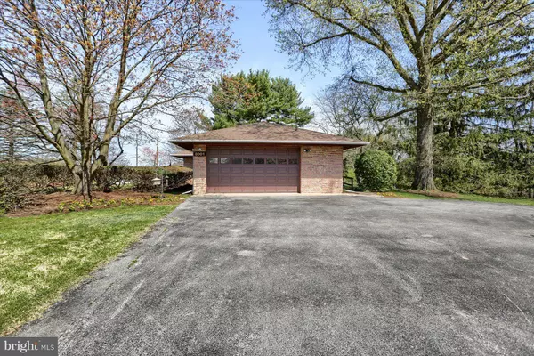 8001 ROTHFORD LN, Harrisburg, PA 17112