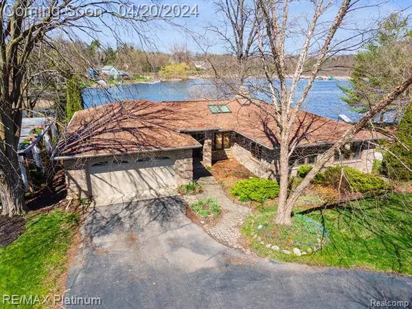 2765 EARL LAKE Road, Howell, MI 48843