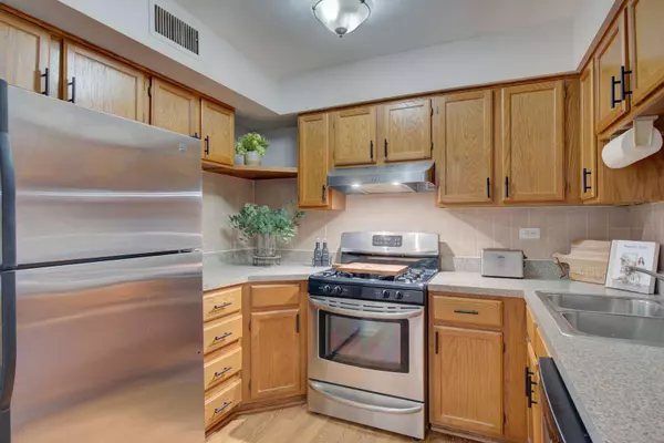 608 Waterford RD S #3C, Schaumburg, IL 60193