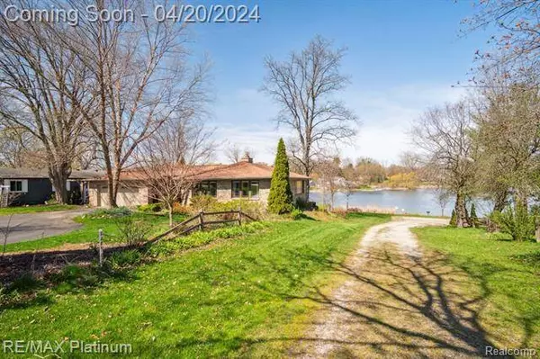 2765 EARL LAKE Road, Howell, MI 48843