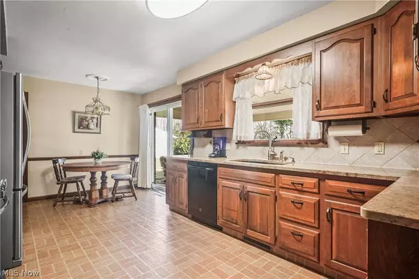 1110 Wilshire DR, Youngstown, OH 44511