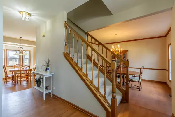 2307 Hanscom CT, Schaumburg, IL 60193